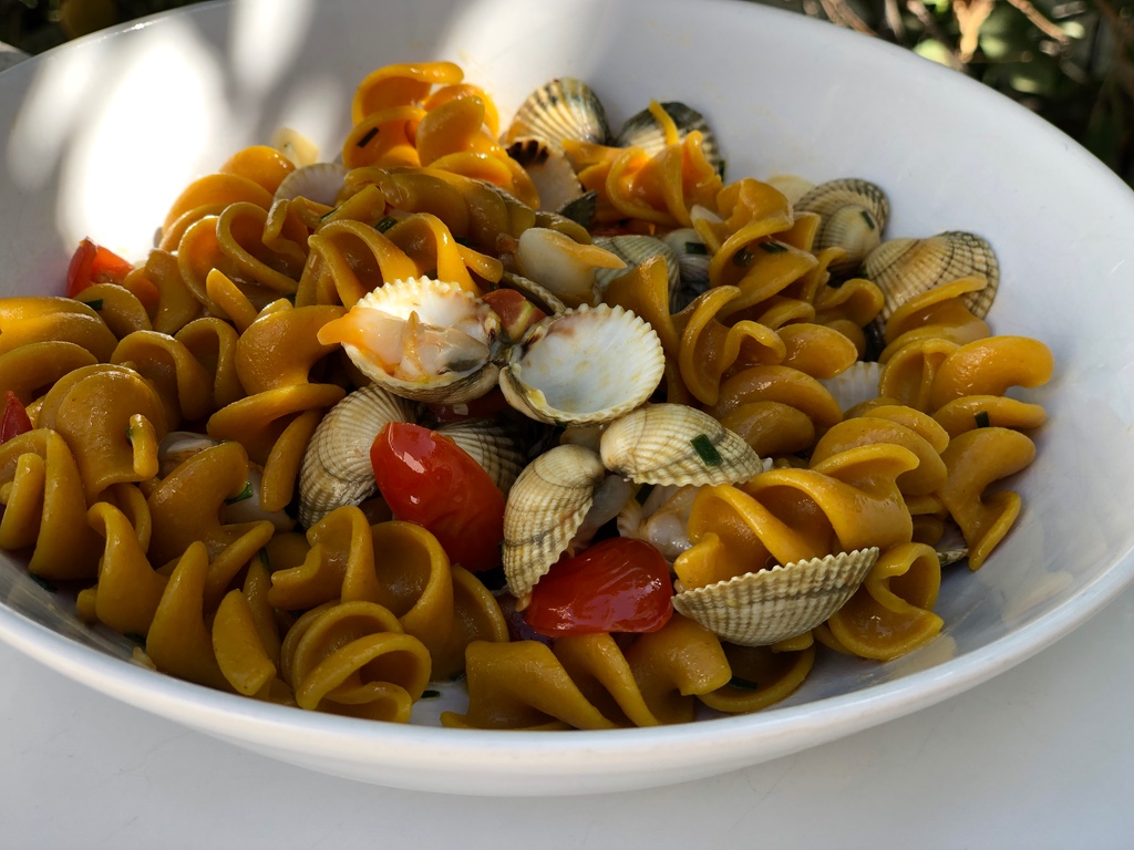 Plato de pasta artesana con berberechos y tomates cherry