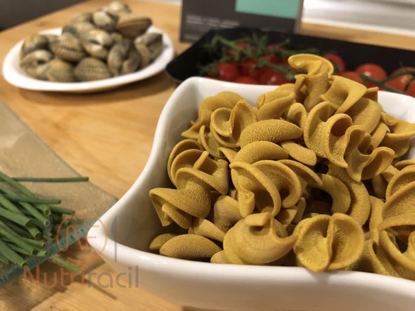 Pasta con berberechos y tomates cherry