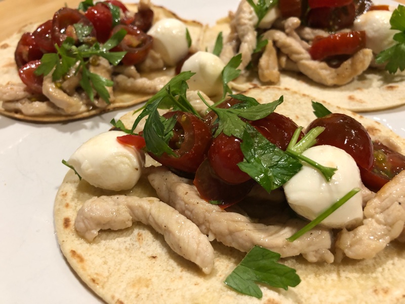 Tacos de maiz con mozzarella y tomates cherry
