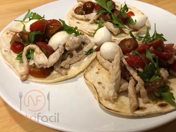 Tortillas de maiz con mozzarella y cherry