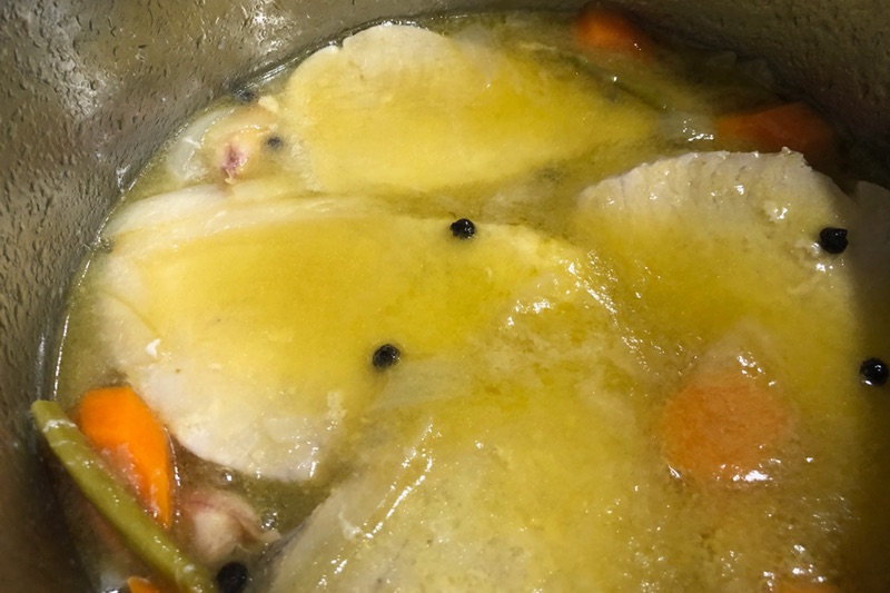 atun en escabeche cociendo a fuego lento