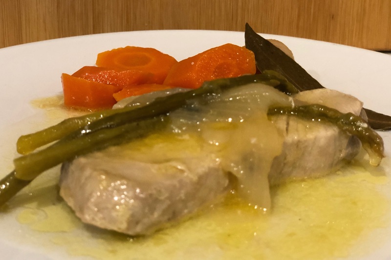 presentacion del atun en escabeche con verduras