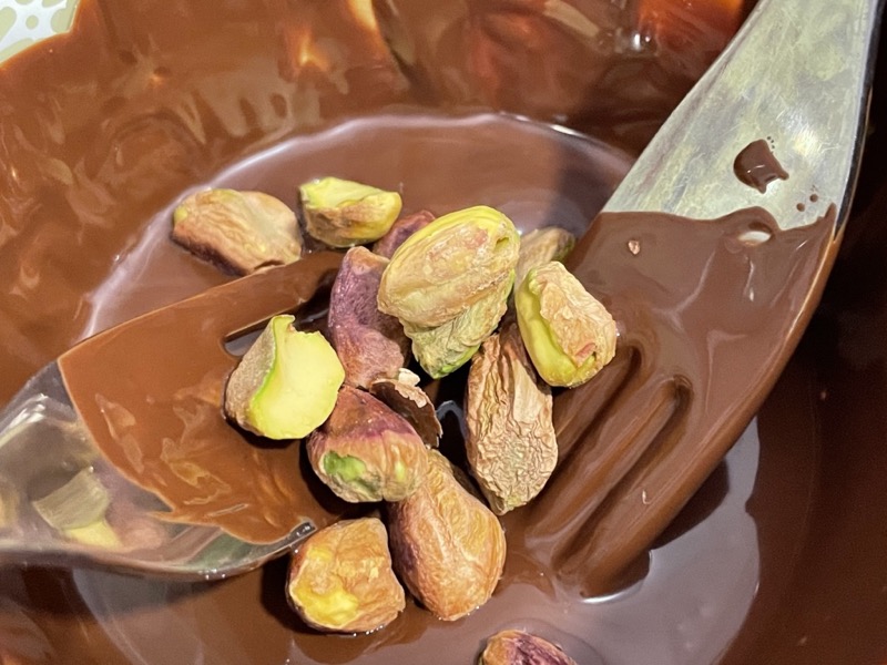 Pistachos sumergidos en chocolate