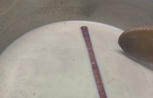 Bol con leche para las torrijas saludables
