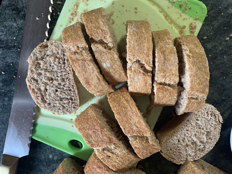 Cortamos el pan integral para torrijas.