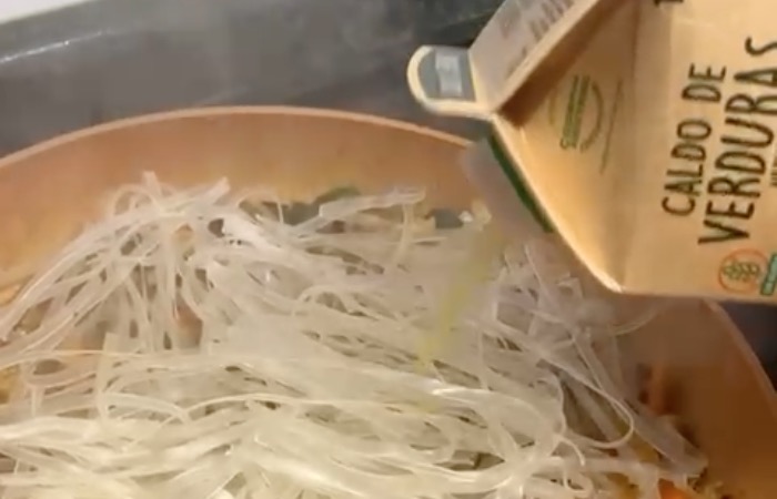 Caldo de verduras con fideos de arroz