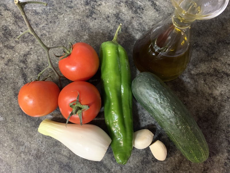 Ingredientes naturales para elaborar gazpacho sin pan