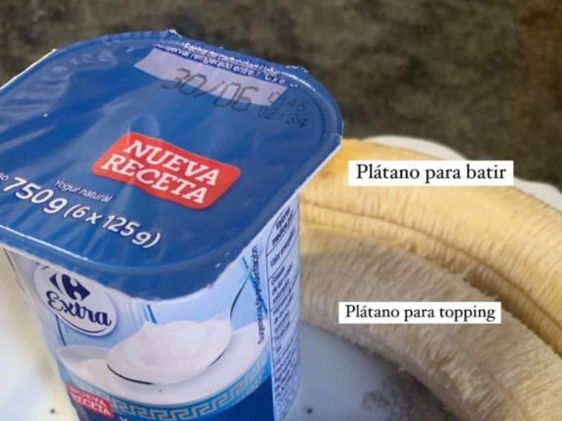 Yogur griego y plátano para el bolw
