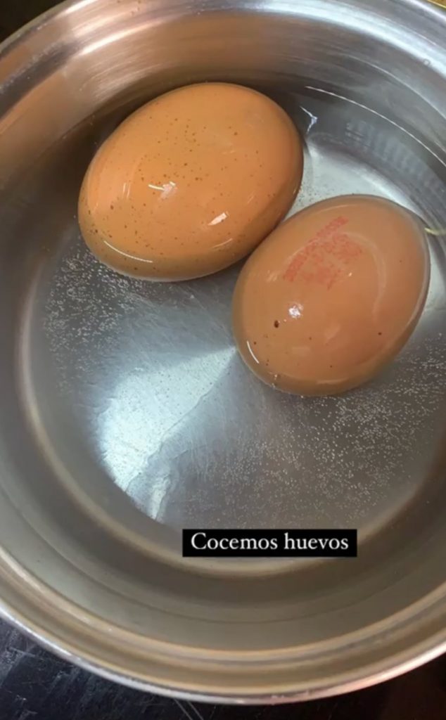 Cocemos los huevos para el plato murciano