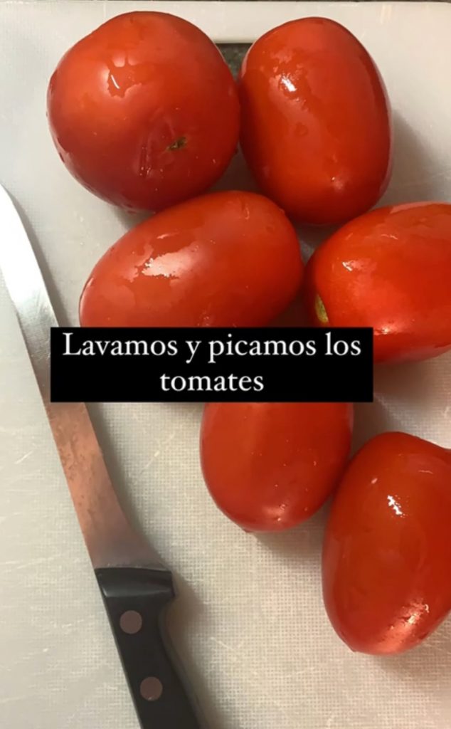 Tomates lavados para preparar el plato murciano