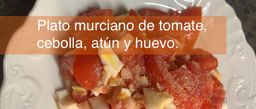 Plato murciano al estilo Nutrifácil, con tomate, cebolla, huevo y atún