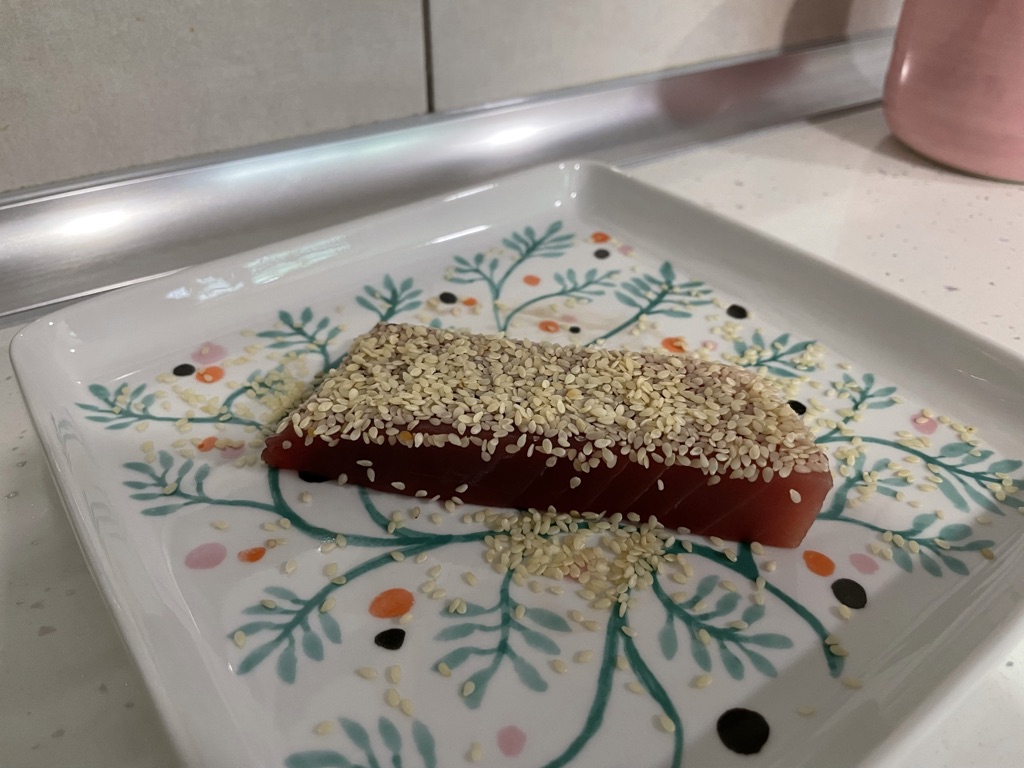Añadimos el sésamo al trozo de atún ya marinado