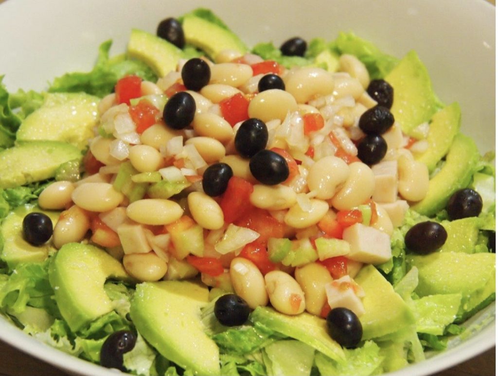 Plato de ensalada fácil de judias blancas