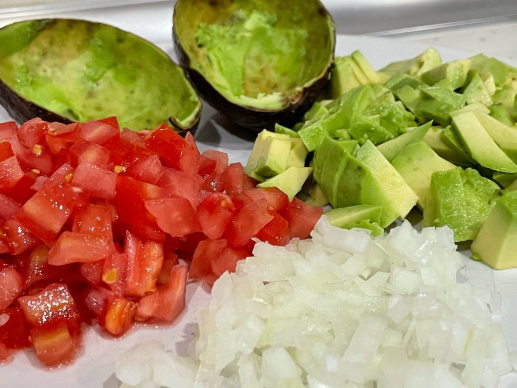 Cortar los ingredientes para el aguacate relleno de Nutrifacil 