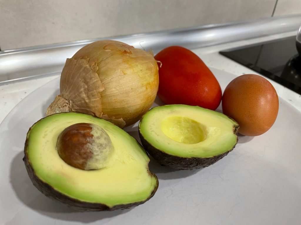 Ingredientes para elaborar los aguacates rellenos de Nutrifácil