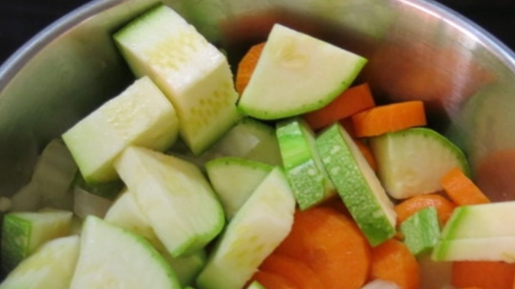 Verduras peladas y cortadas con vitaminas naturales