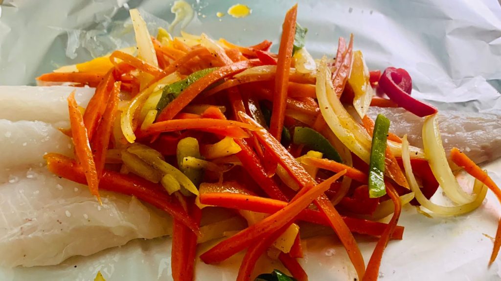 Merluza en papillote con verduras