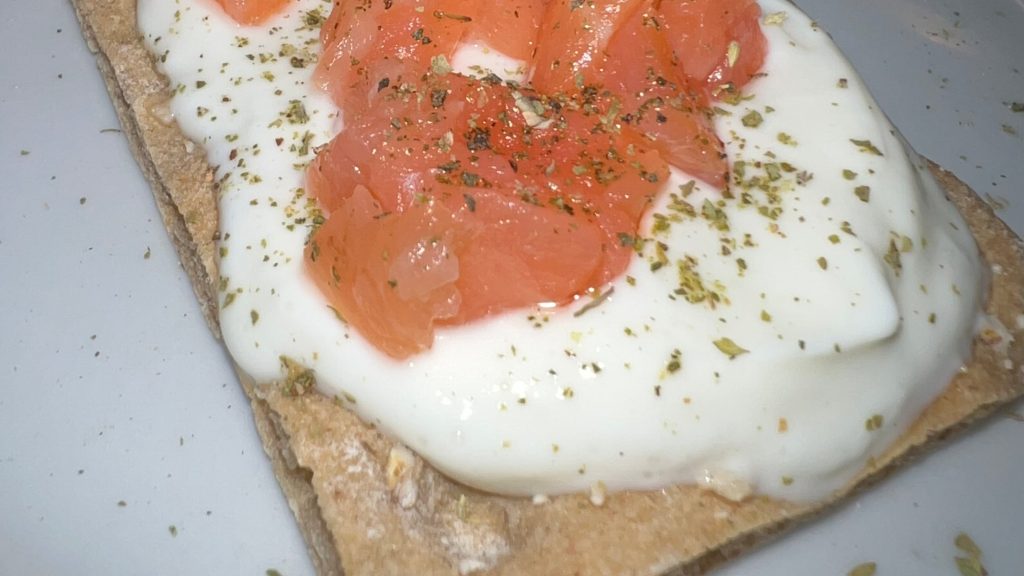 Queso fresco en pan wasa con salmón