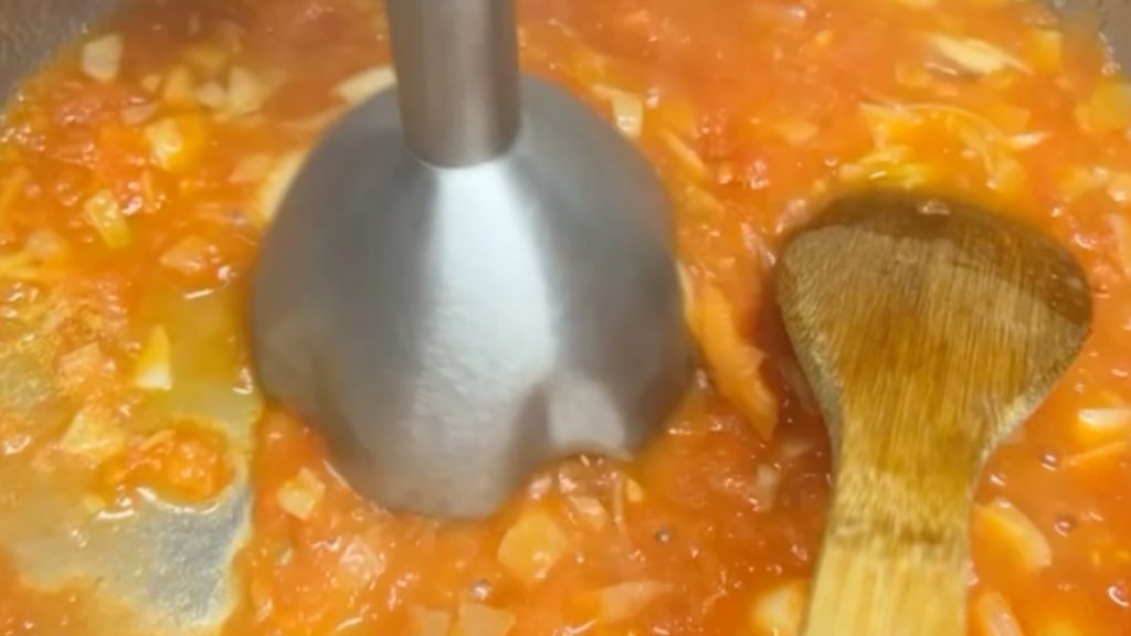 Batimos las verduras el tomate y el puerro.