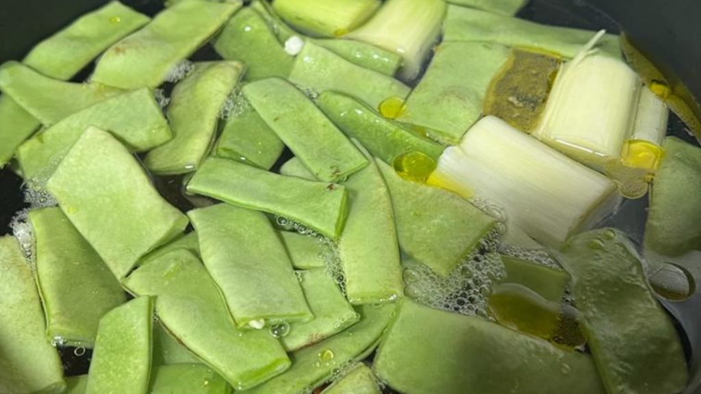 Cocemos los ingredientes del caldo de pollo saludable
