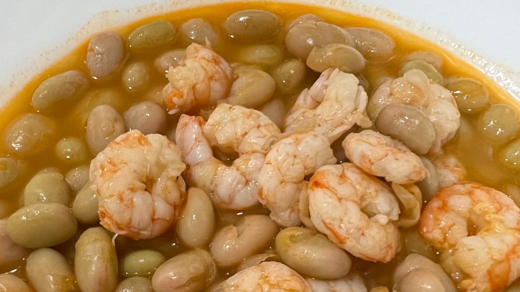 Plato de pochas con langostinos, receta fácil y nutritiva
