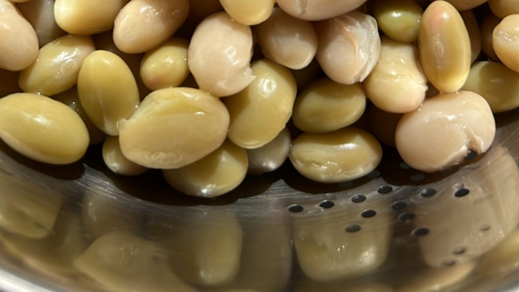Pochas lavadas y preparadas para cocinar