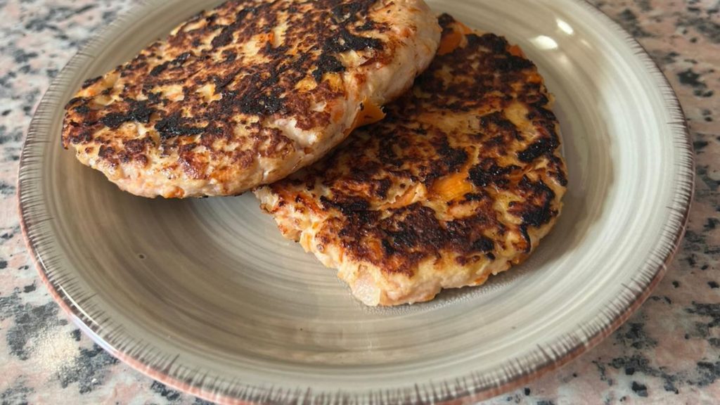 Plato con BurgerFácil de pollo y zanahoria. Vitamina A.
