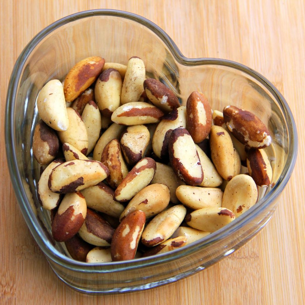Frutos secos con grasas saludables en dietas hipotiroidismo.